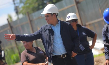 Alcalde Henry Flores supervisa avances de remodelación del parque San Antonio