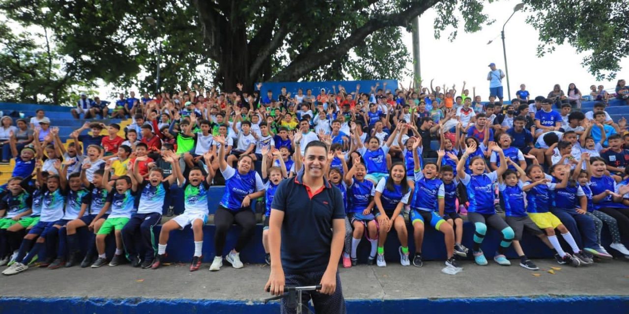 Alcalde Henry Flores entrega más de 250 uniformes a escuelas municipales de fútbol y natación