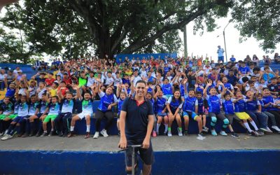 Alcalde Henry Flores entrega más de 250 uniformes a escuelas municipales de fútbol y natación