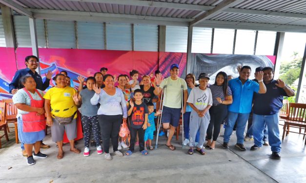 Alcalde Henry Flores entrega materiales de construcción a familias vulnerables de cantones y comunidades