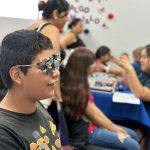 Más de 100 pares de lentes son entregados gratis a niños tecleños