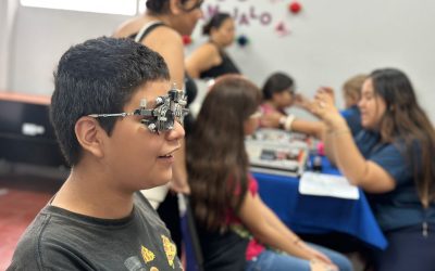 Más de 100 pares de lentes son entregados gratis a niños tecleños
